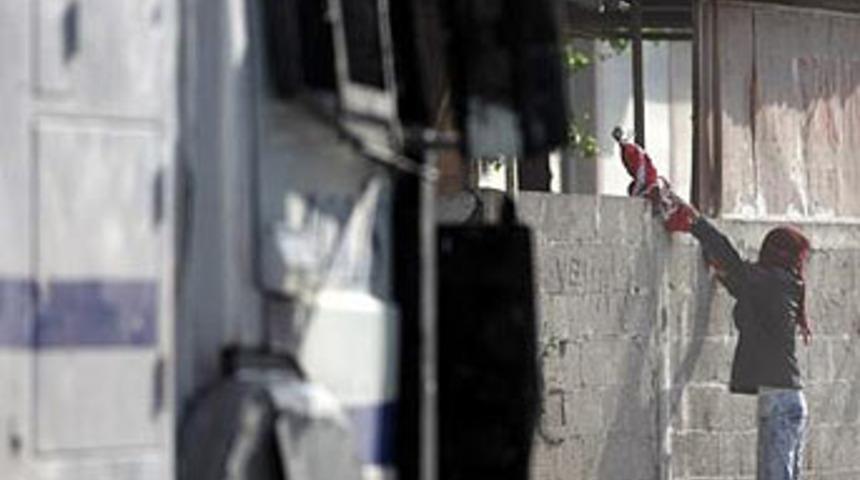 Bayrak yerde &ccedil;ocuklar kışlada