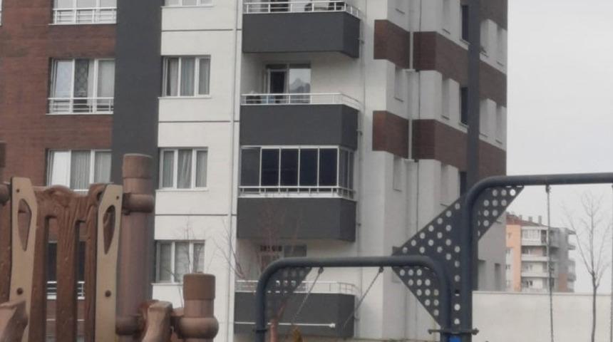 4. kattaki evinin balkonundan düştü! Hayati tehlikesi var
