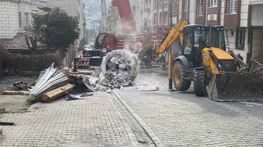 Yer: Esenyurt! Minare kopup zemine düştü...