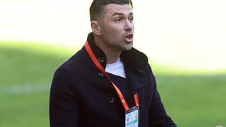 Burak Yılmaz tribünle gerilim yaşadı! Maçın hakemi kırmızı kart gösterince saha iyice karıştı...