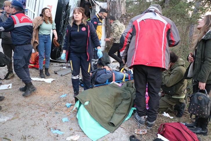 Bolu'da feci kaza! Tatilcilerin taşındığı minibüs devrildi, yaralılar var G5