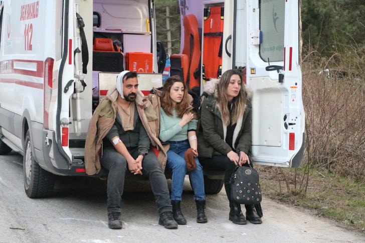 Bolu'da feci kaza! Tatilcilerin taşındığı minibüs devrildi, yaralılar var G3