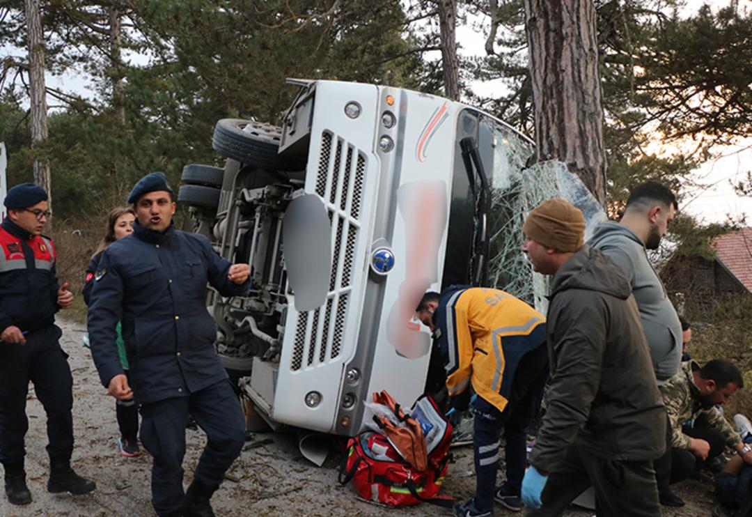 Bolu'da feci kaza! Tatilcilerin taşındığı minib&uuml;s devrildi, yaralılar var