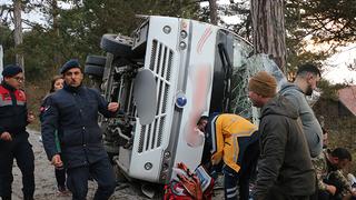 Bolu'da feci kaza! Tatilcilerin taşındığı minibüs devrildi, yaralılar var