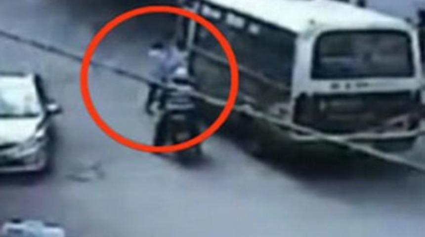 Dehşete d&uuml;ş&uuml;ren o anlar kamerada