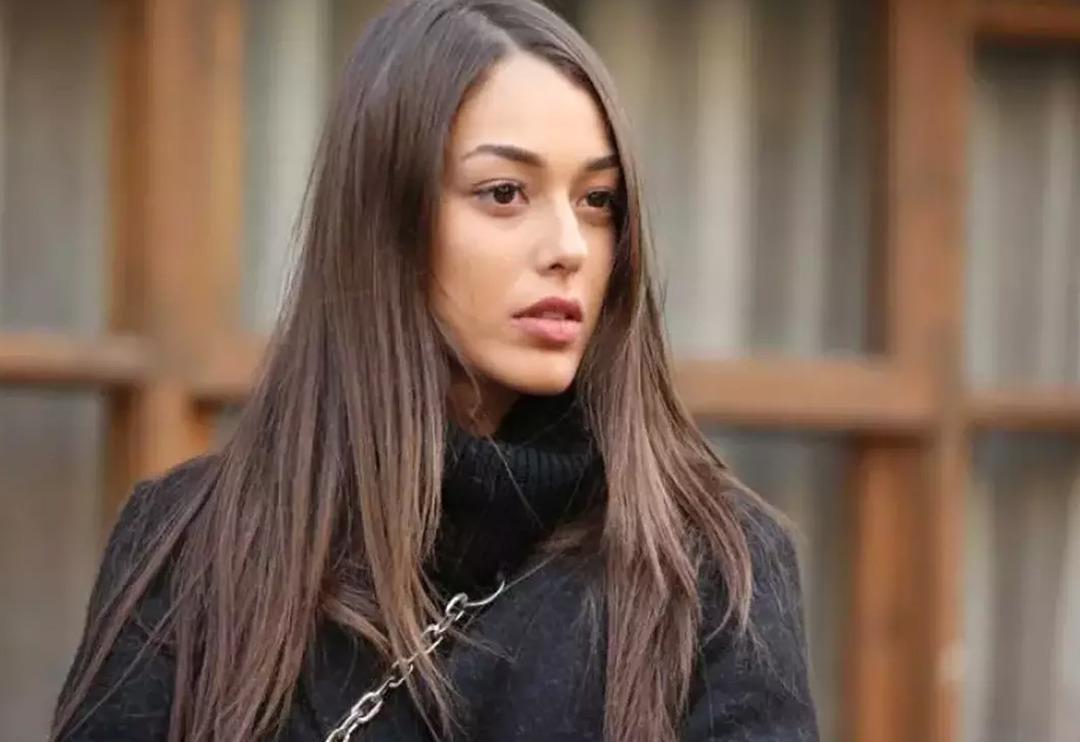 Dilan &Ccedil;i&ccedil;ek Deniz estetikleriyle g&uuml;ndemdeydi! "Dolgularını mı eritti yine g&uuml;zelleşmiş" denilince bakın ne dedi