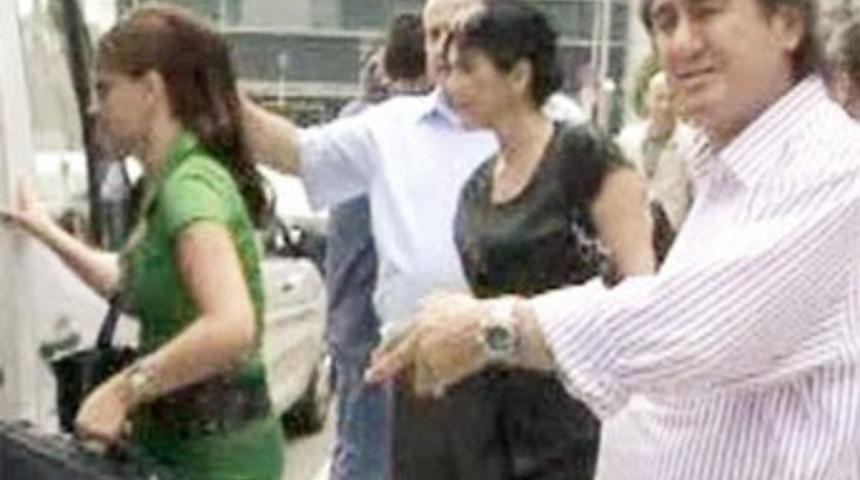 Karyola altında saatlerce beklediler