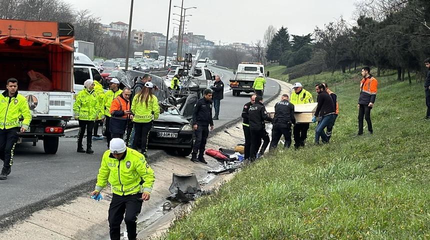 TEM'de feci kaza! 3 araç birbirine girdi: 2 ölü, 4 yaralı