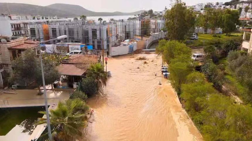 İsale hattı patladı, yollar göle döndü