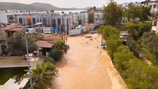 İsale hattı patladı, yollar göle döndü