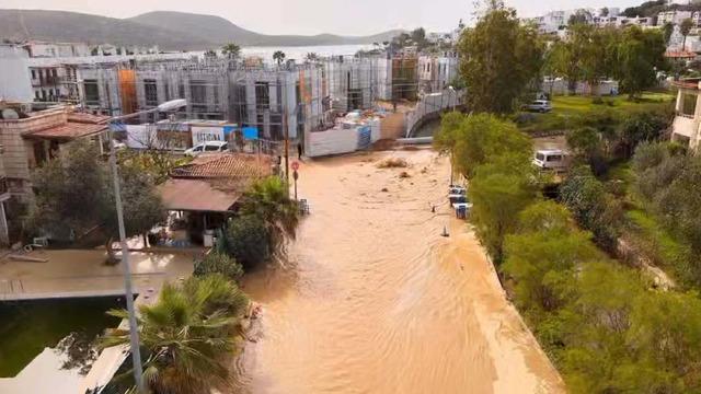 İsale hattı patladı, yollar göle döndü