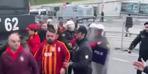 Galatasaraylı taraftarlar Beşiktaş maçı öncesi polis barikatını aştı!
