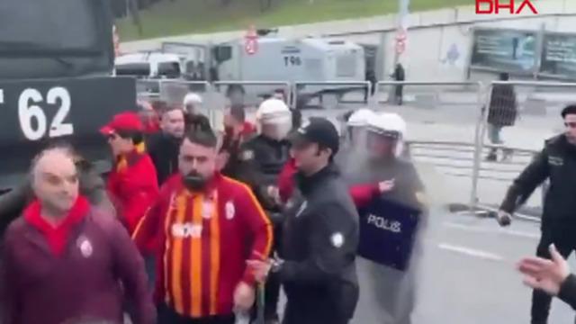 Galatasaraylı taraftarlar Beşiktaş maçı öncesi polis barikatını aştı!