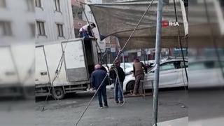 Yer: Esenyurt... Pazar yerine park edilen araca esnaftan ilginç çözüm!