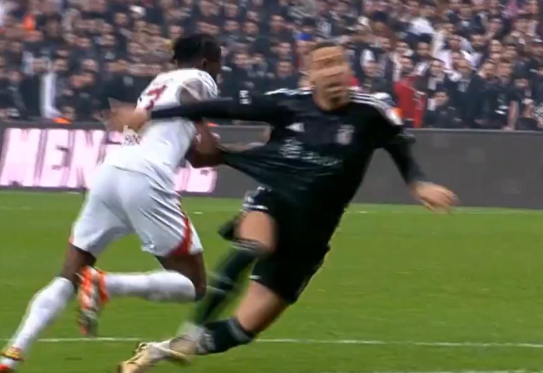 Beşiktaş'ın penaltı beklediği pozisyon sonrası Ahmet &Ccedil;akar'dan bomba yorum!