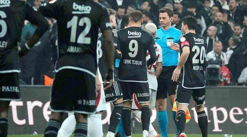 Beşiktaş tribünlerinden Cenk Tosun ve Aboubakar'a tepki