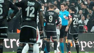 Beşiktaş tribünlerinden Cenk Tosun ve Aboubakar'a tepki