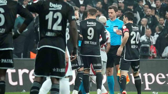 Beşiktaş tribünlerinden Cenk Tosun ve Aboubakar'a tepki