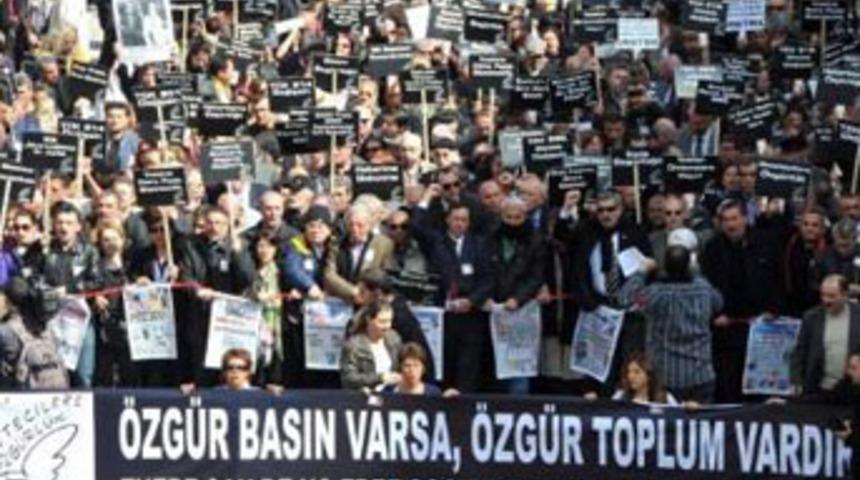Gazeteciler &ldquo;&ouml;zg&uuml;rl&uuml;k i&ccedil;in y&uuml;r&uuml;d&uuml;&rdquo;