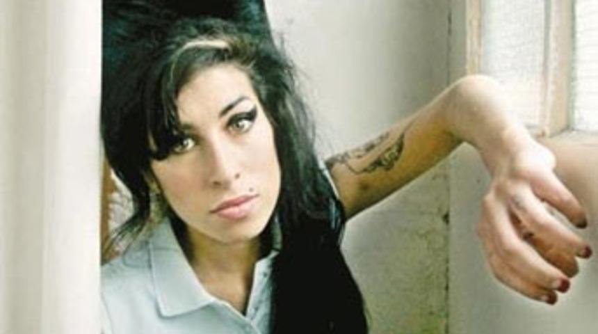 Amy'nin &ouml;l&uuml;m&uuml; hakkında flaş a&ccedil;ıklama