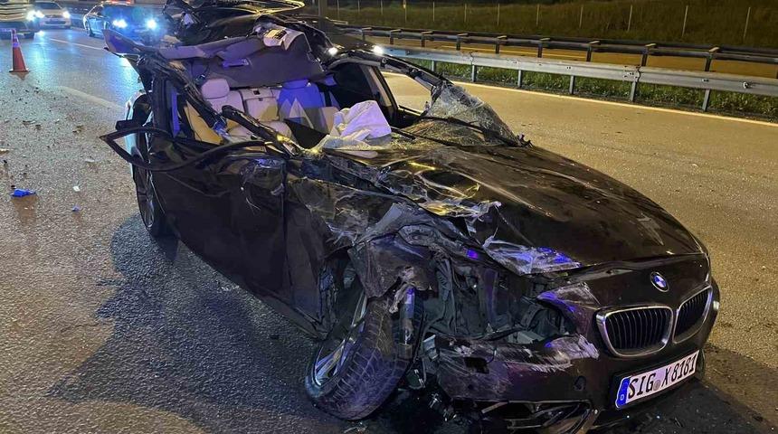 TEM&rsquo;de tıra &ccedil;arpan otomobilin tavanı koptu: 1 &ouml;l&uuml;, 2 yaralı