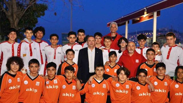 Ayvalıklı “Dev adamlar” zaferi Başkan Ergin ile kutladı