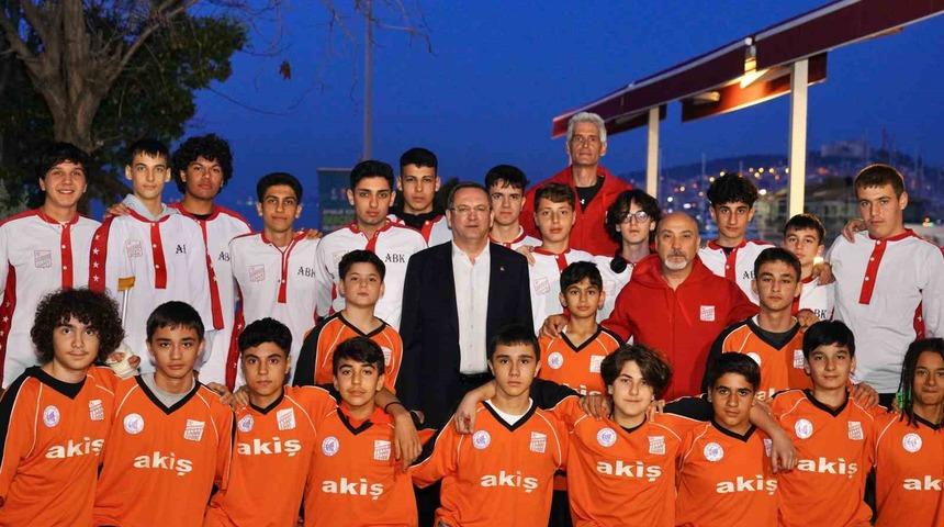 Ayvalıklı &ldquo;Dev adamlar&rdquo; zaferi Başkan Ergin ile kutladı