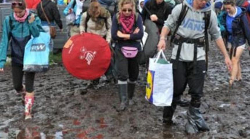 Festivalde &ouml;l&uuml;m