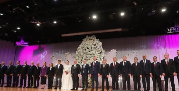 Gerdanlığı, kolunu kaplayan bilezikleri, kemeri... Baştan ayağa her şeyi altın! Depremde eşini ve oğlunu kaybeden AK Partili Murat Çetin, 20 yaş küçük Naz Akdoğan'la evlendi... Görkemli düğünün her detayı olay G3