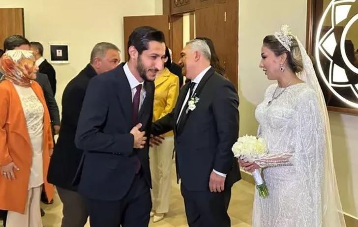 Gerdanlığı, kolunu kaplayan bilezikleri, kemeri... Baştan ayağa her şeyi altın! Depremde eşini ve oğlunu kaybeden AK Partili Murat Çetin, 20 yaş küçük Naz Akdoğan'la evlendi... Görkemli düğünün her detayı olay G4