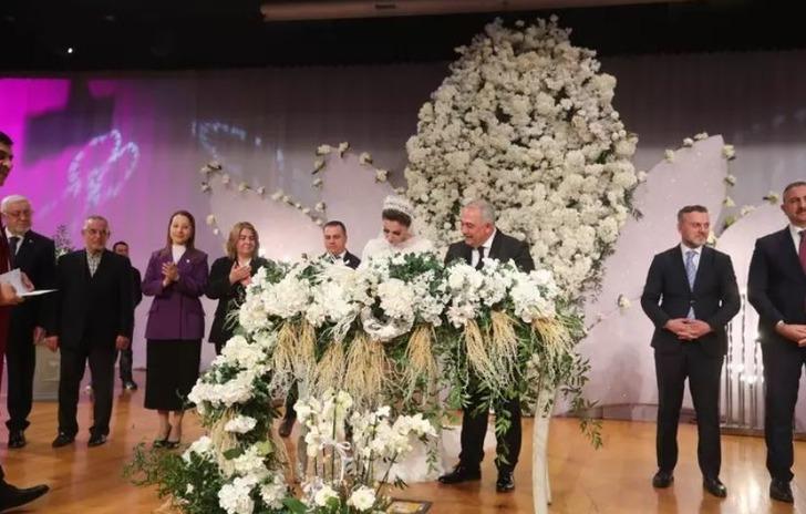 Gerdanlığı, kolunu kaplayan bilezikleri, kemeri... Baştan ayağa her şeyi altın! Depremde eşini ve oğlunu kaybeden AK Partili Murat Çetin, 20 yaş küçük Naz Akdoğan'la evlendi... Görkemli düğünün her detayı olay G1