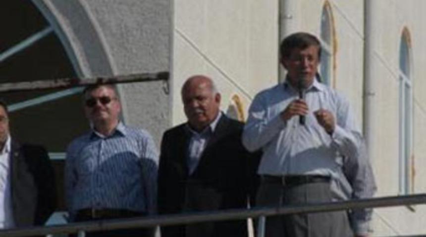 Davutoğlu'nun otob&uuml;s&uuml;nde bir MHP'li