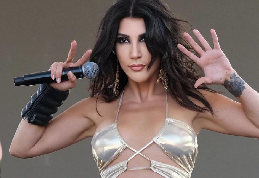 Hande Yener'in sahne tarzı &ccedil;ok konuşuldu! Tarzının bedeli dudak u&ccedil;uklattı