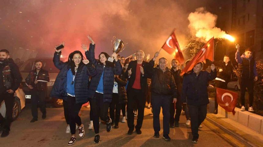 “Bizim Kızlar”  coşkulu sevinç gösterileriyle karşılandı