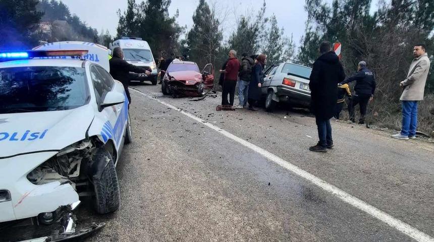 Sinop'ta "dur" ihtarına uymayan otomobilin çarptığı iki araçtaki 1'i polis, 3 kişi yaralandı