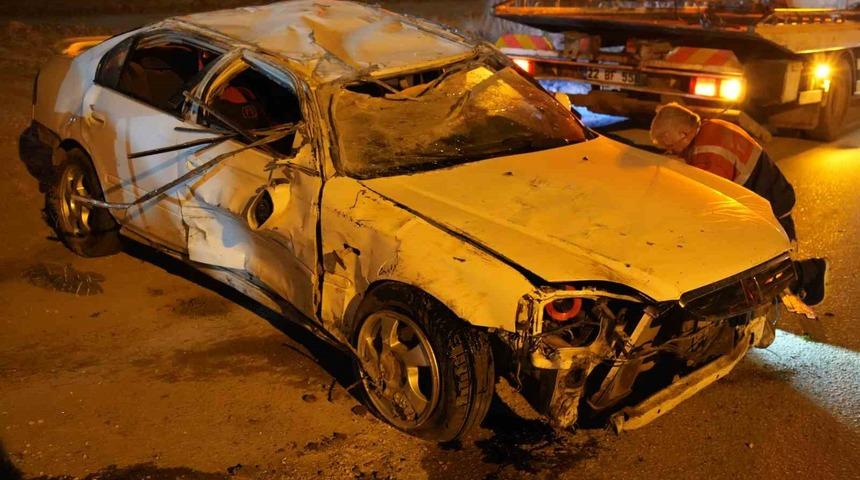 Alkol&uuml; s&uuml;r&uuml;c&uuml; takla attı: 2 yaralı