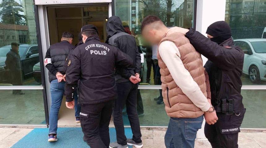 Otel odasında uyuşturucuyla yakalanan 4 kişi adliyeye sevk edildi