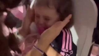 Messi'nin şutu bebeğe isabet edince yürekler ağza geldi! Ufaklığın babasının tepkisi ise şaşkınlık yarattı