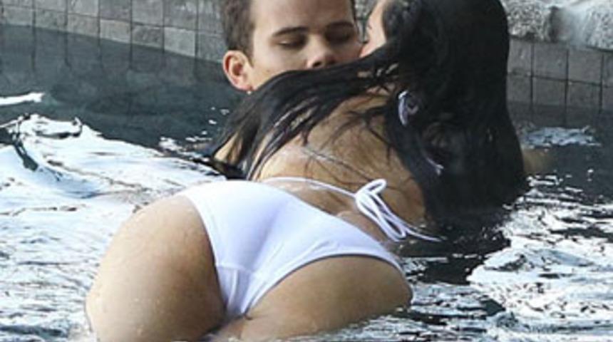 Soyadını bikinisine yazdırdı