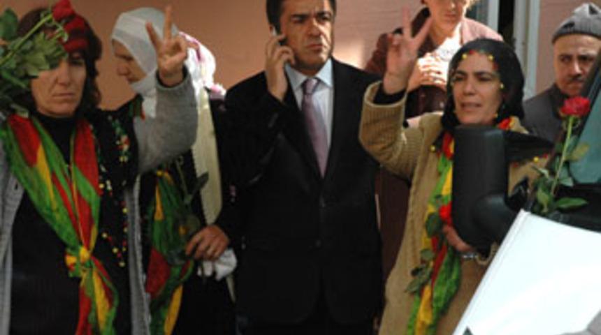 BDP'li Yıldız teröristlerin cenaze tesliminde