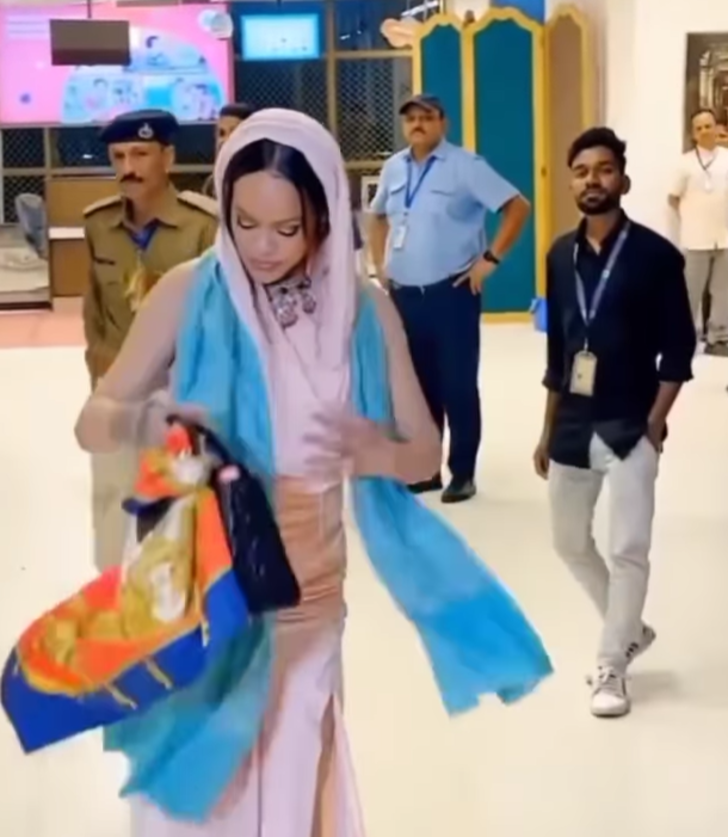 Rihanna düğündeki performansıyla gündemdeydi! Eleştiri yağarken iddialı pozlar geldi G1