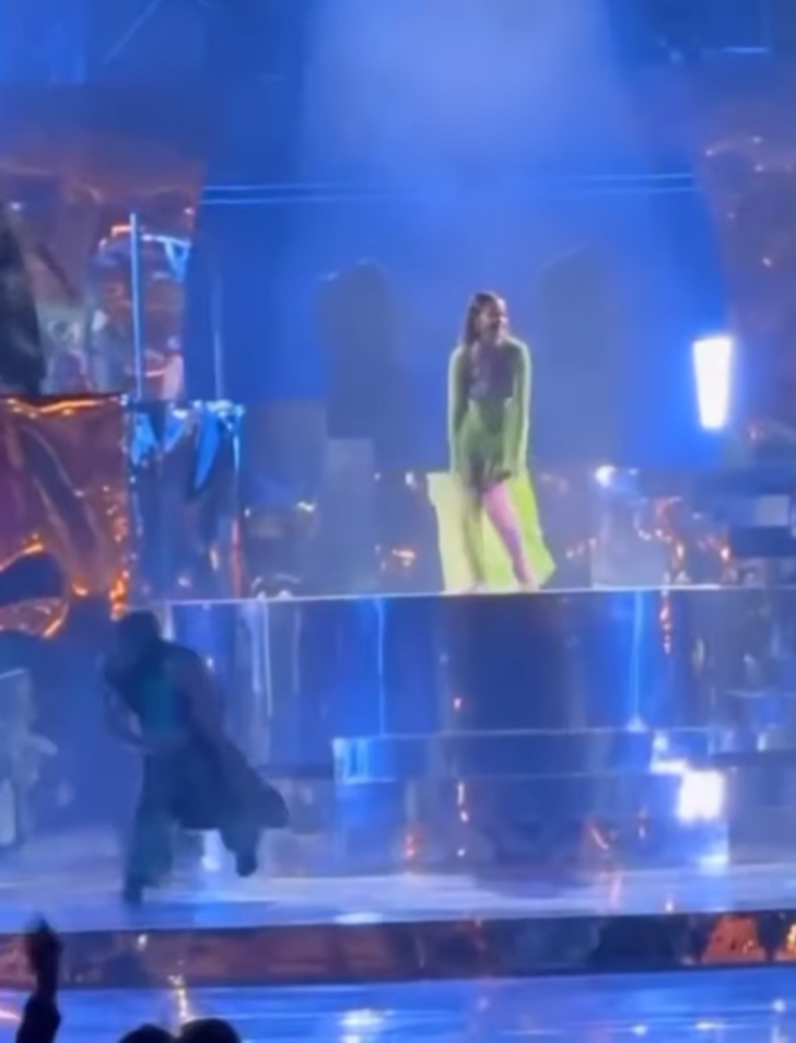 Rihanna düğündeki performansıyla gündemdeydi! Eleştiri yağarken iddialı pozlar geldi G2