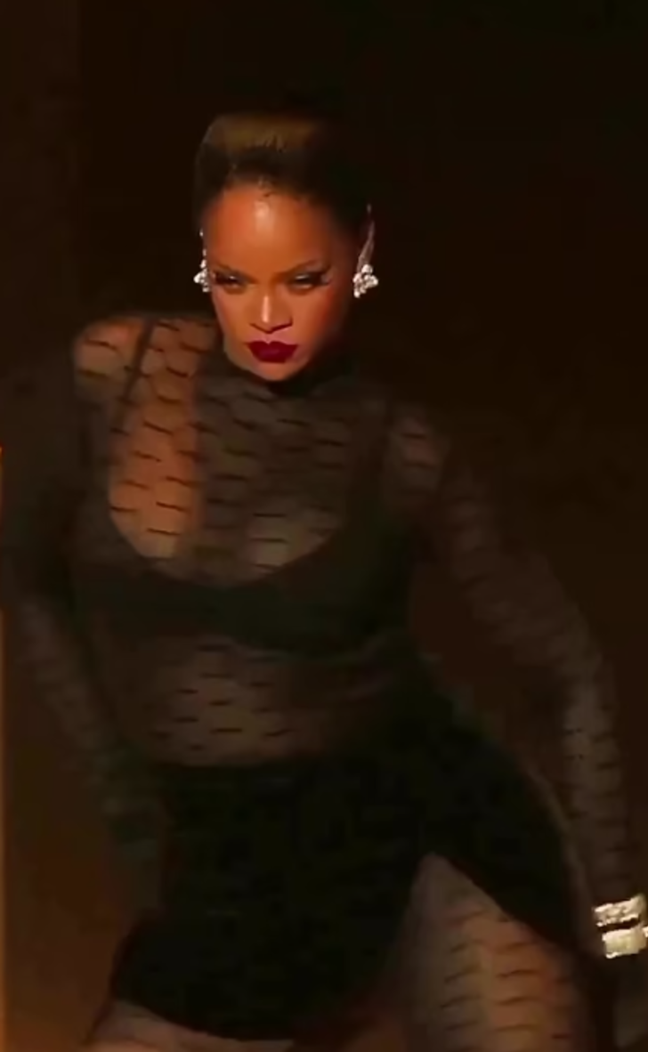 Rihanna düğündeki performansıyla gündemdeydi! Eleştiri yağarken iddialı pozlar geldi G3