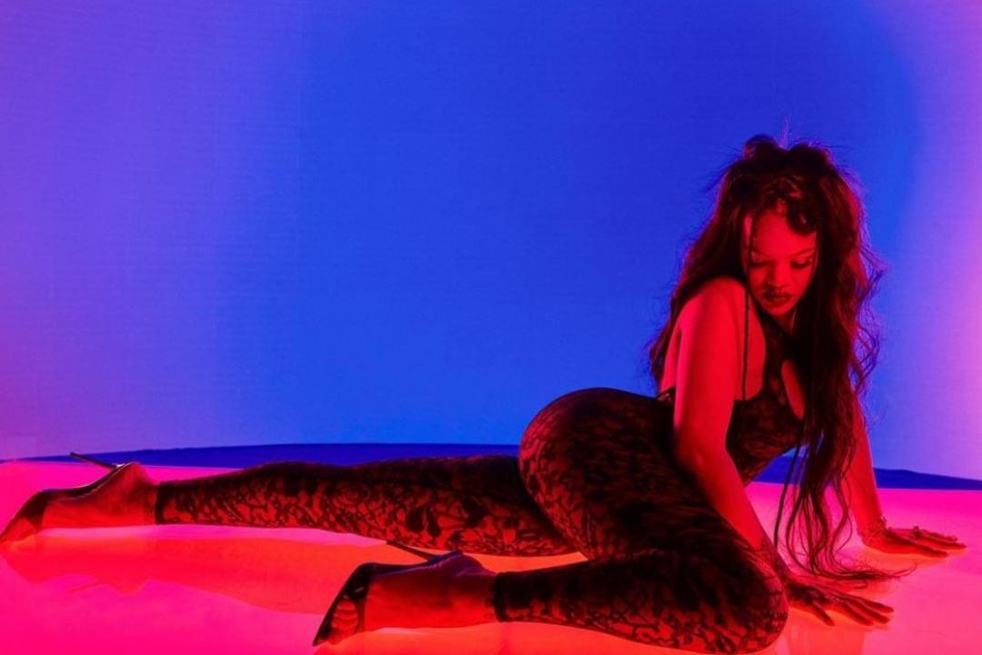 Rihanna d&uuml;ğ&uuml;ndeki performansıyla g&uuml;ndemdeydi! Eleştiri yağarken iddialı pozlar geldi