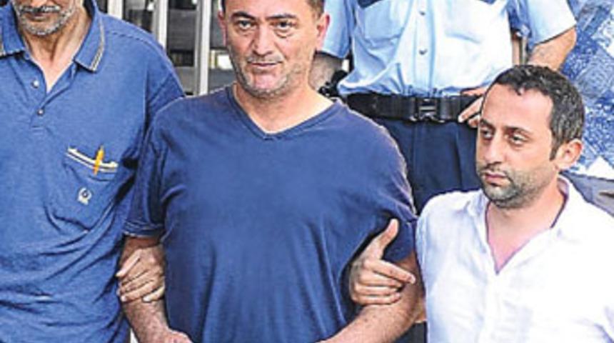 Ayhan &Ccedil;arkın'ın su&ccedil;ladığı polis intihar etti