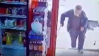 Bastonla bakkala gitti, eve dönüp oğlu ve karısını öldürdü!