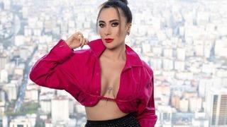 Şarkıcı Tuğba Ünal evinin kapılarını açtı! 1+0 dairede halı ve perde kullanmıyor