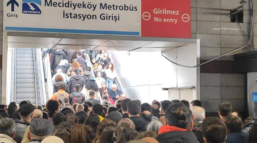 Mecidiyeköy metrobüs durağında yürüyen merdiven durdu! 3 kişi yaralandı