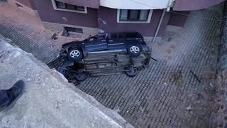 Araba 10 metrelik duvardan uçtu, sürücü son anda kurtuldu! 