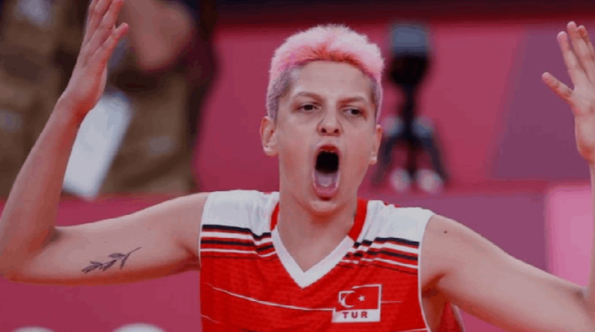 Ebrar Karakurt hakkında olay iddia: Sahneye atlayıp şarkıcının elinden mikrofonu çekti! Barış Murat Yağcı da oradaydı 